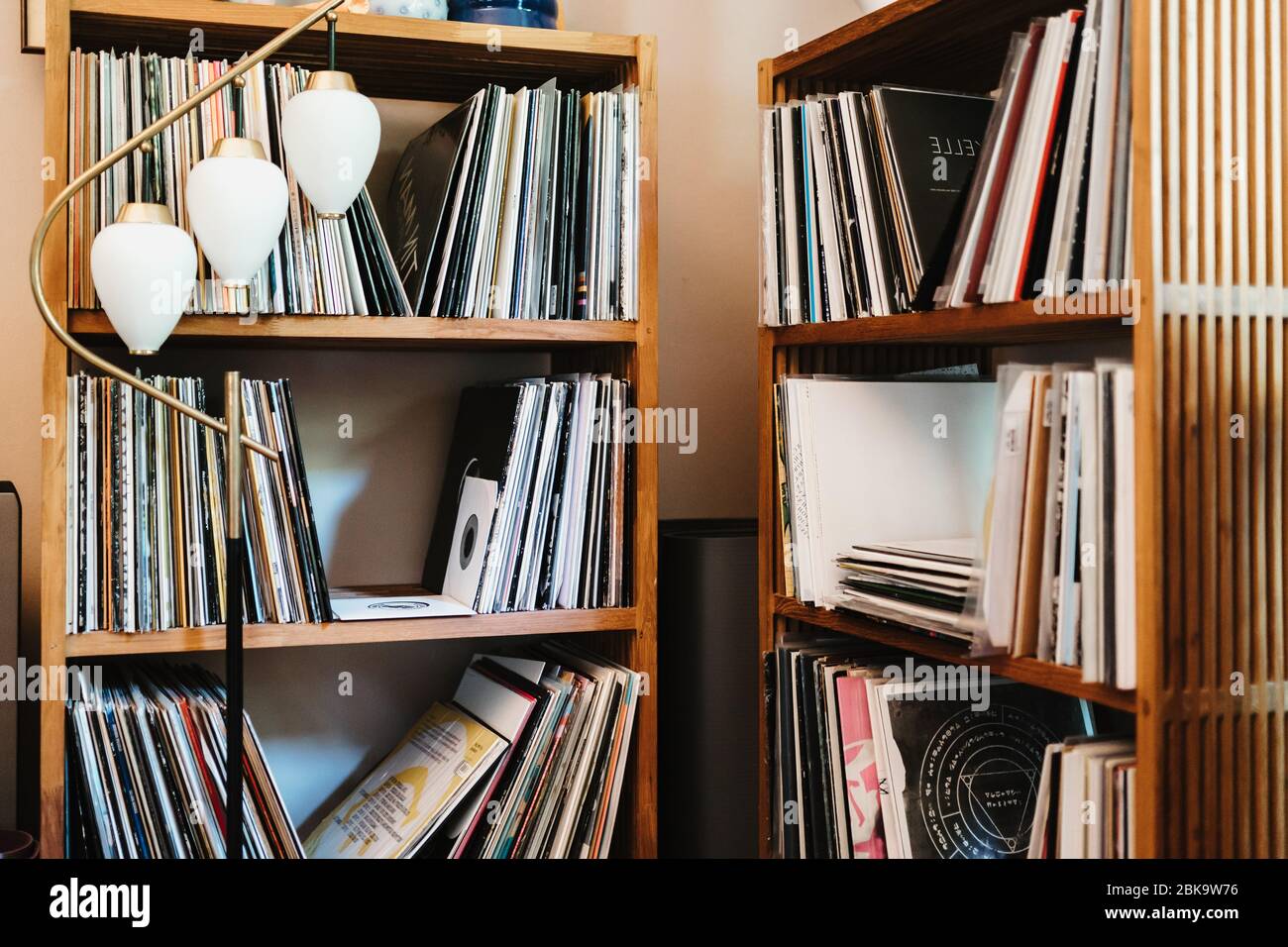foto di una biblioteca di vinile con una lampada Foto Stock