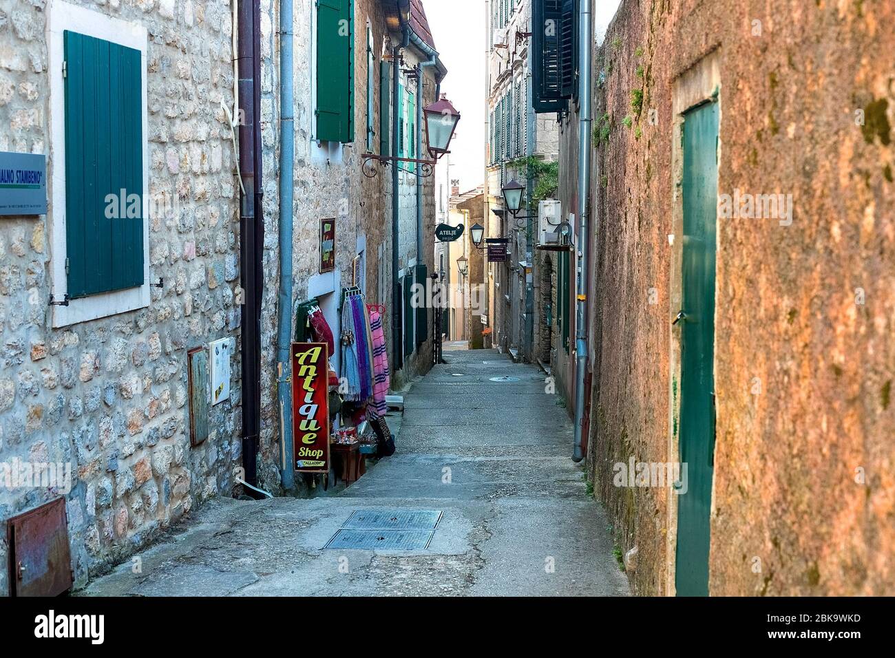 Strada tortuosa dell'autentica città vecchia di Herceg Novi, Montenegro. Vediamo vecchie case e molto strette. Foto Stock