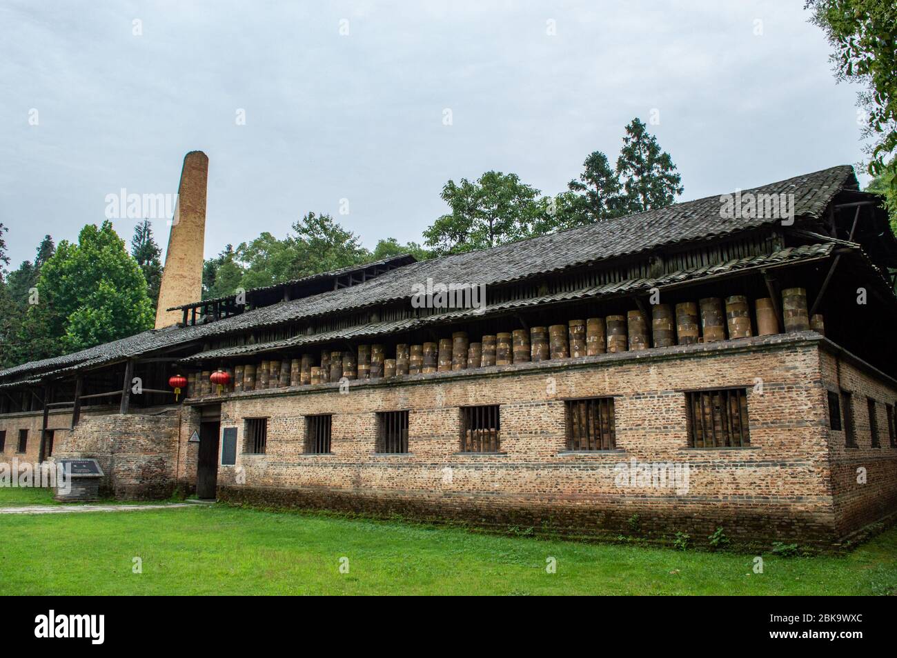 Vecchio forno tradizionale a legna da ardere per la produzione di porcellane in ceramica a Jingdezhen, noto come la capitale della porcellana ` Foto Stock