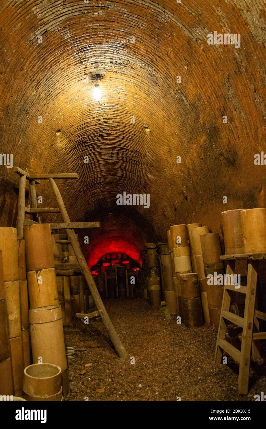 Vecchio forno tradizionale a legna da ardere per la produzione di porcellane in ceramica a Jingdezhen, noto come la capitale della porcellana ` Foto Stock