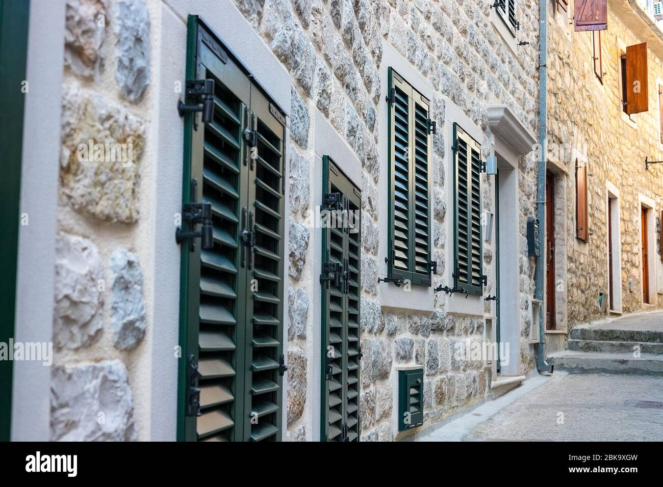 Strada tortuosa dell'autentica città vecchia di Herceg Novi, Montenegro. Vediamo vecchie case e molto strette. Foto Stock