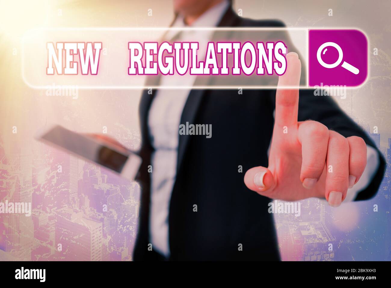 Nota scritta che mostra i nuovi regolamenti. Concetto di business per la regolamentazione che controlla l'attività normalmente utilizzata dalle regole. Foto Stock