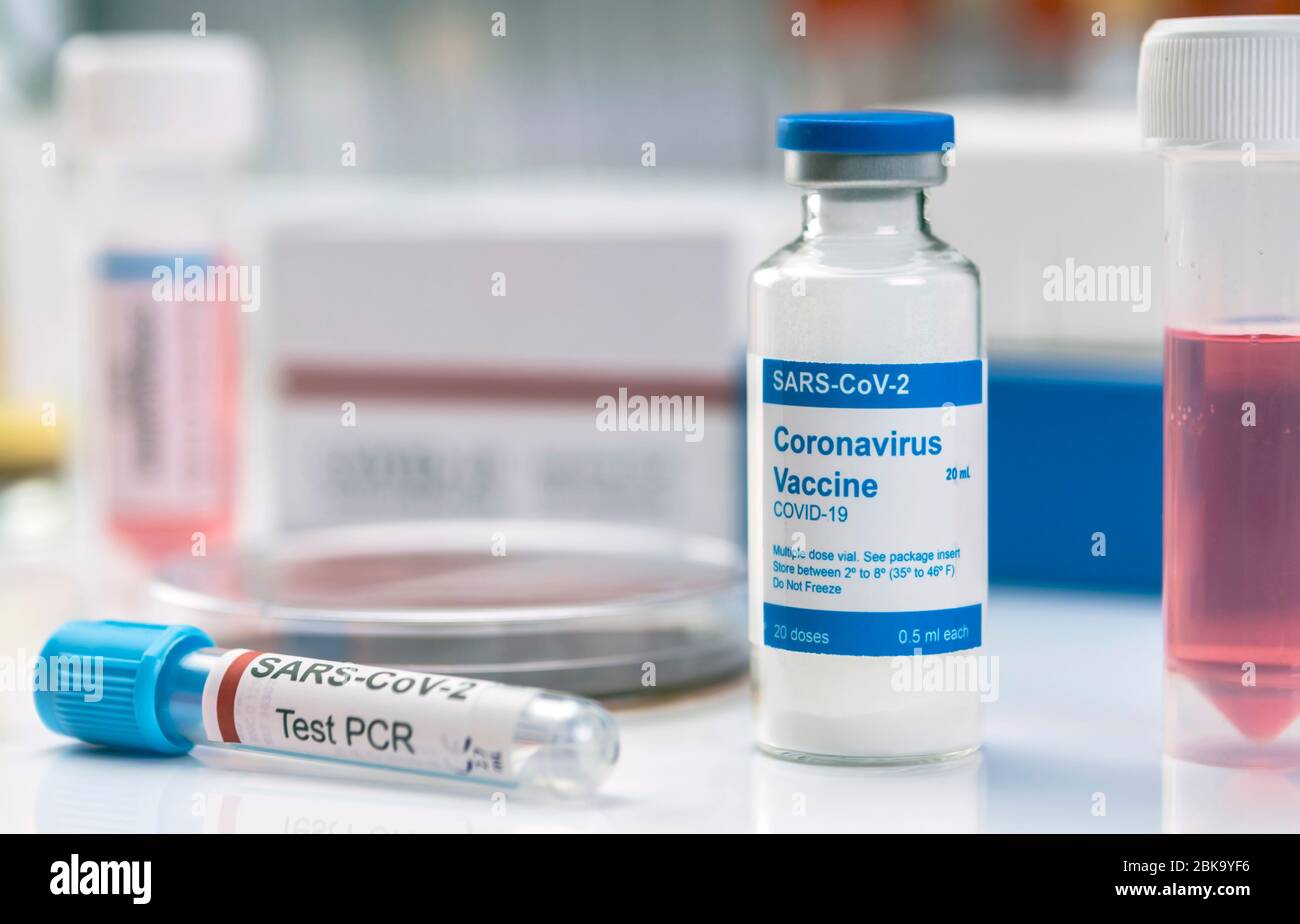 Vaccino sperimentale per coronavirus covid-19 in laboratorio, immagine concettuale, contenitori generici per farmaci senza marchio e codici a barre ipotetici Foto Stock