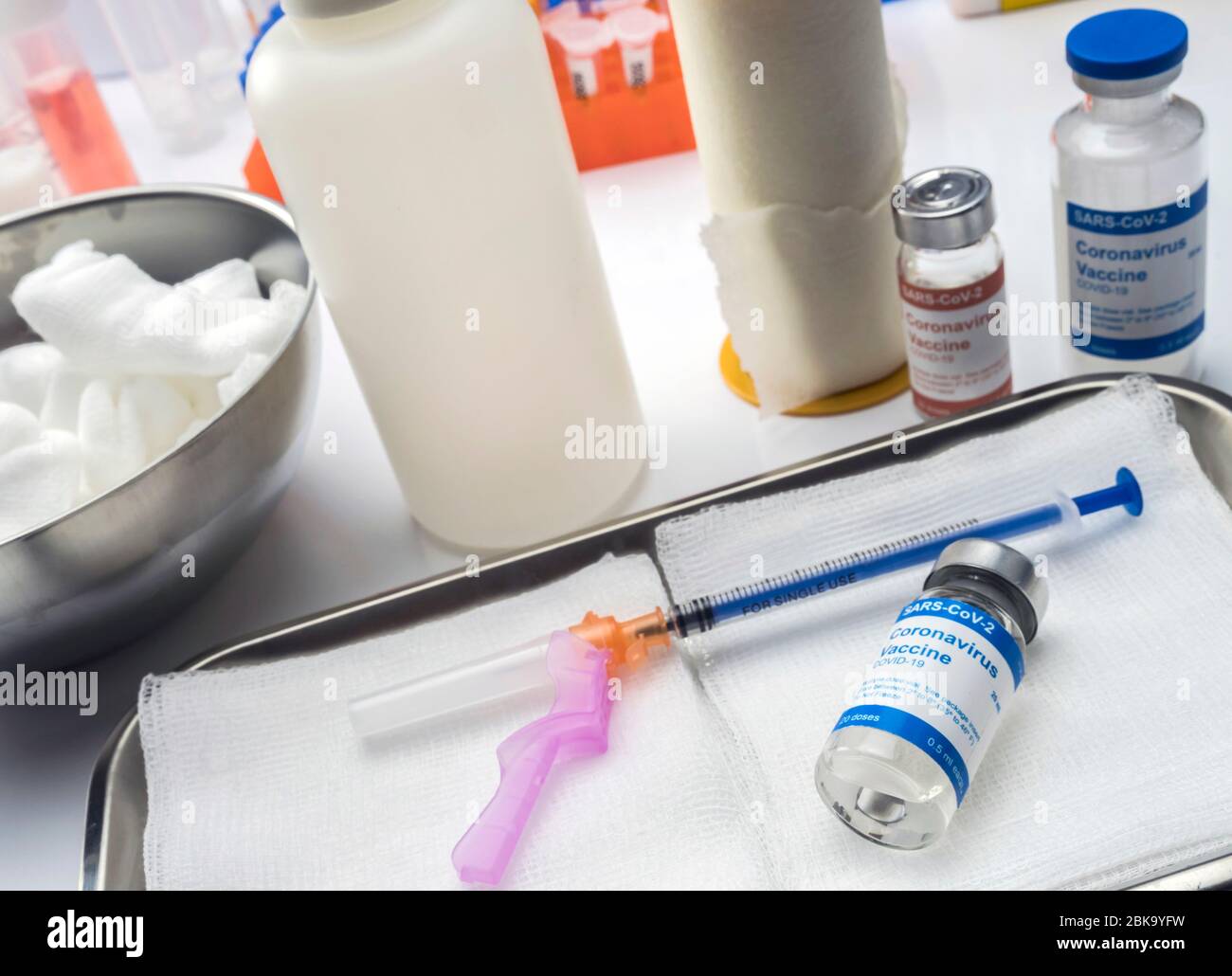 Vaccino sperimentale per coronavirus covid-19 in laboratorio, immagine concettuale, contenitori generici per farmaci senza marchio e codici a barre ipotetici Foto Stock