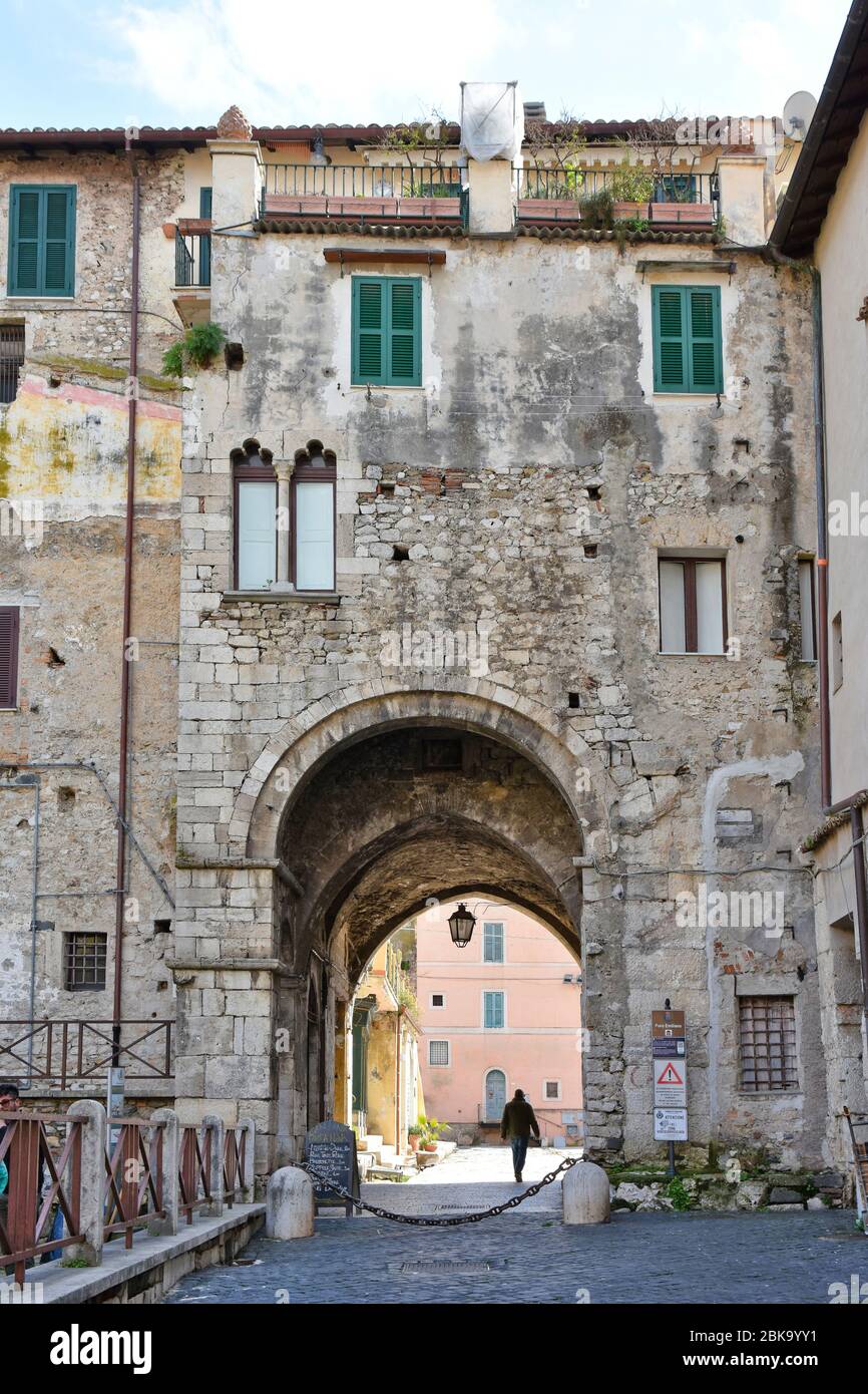 Una strada stretta nella città medievale di Terracina, Italia Foto Stock