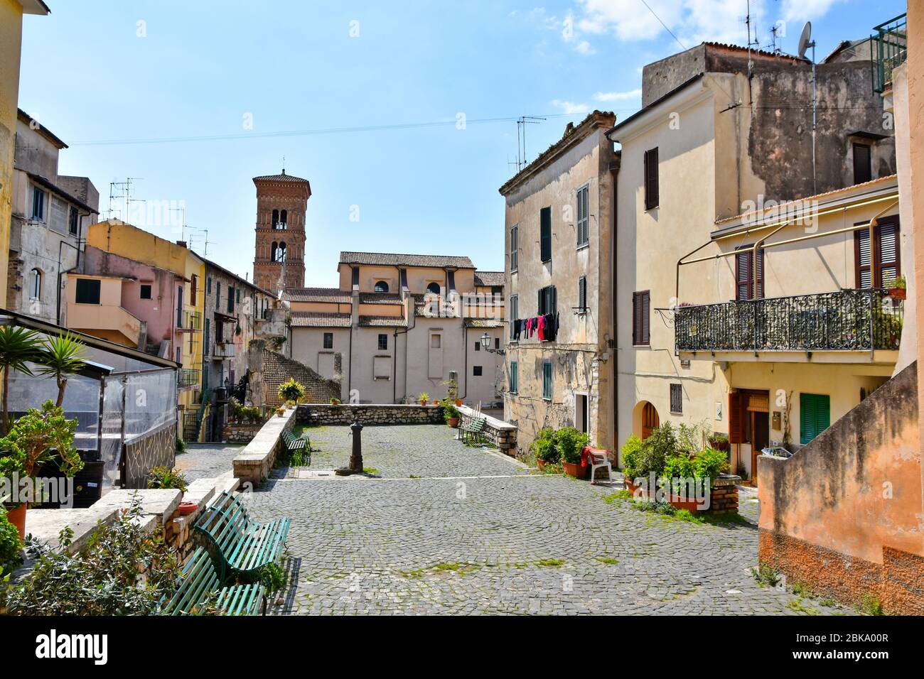 Una piccola piazza nella città di Terracina. Foto Stock