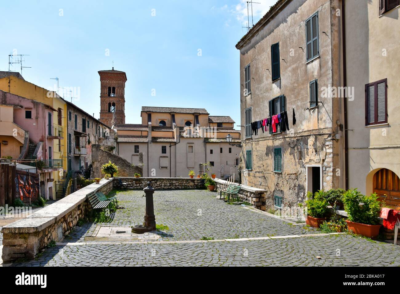 Una piccola piazza nella città di Terracina. Foto Stock