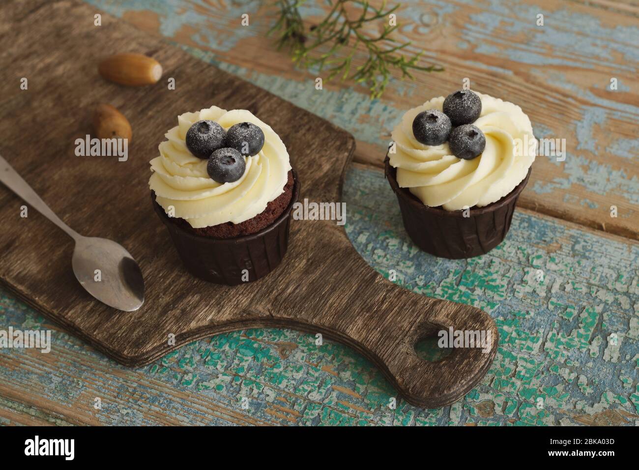 Dolci fatti in casa su un vecchio tavolo di legno. Foto Stock