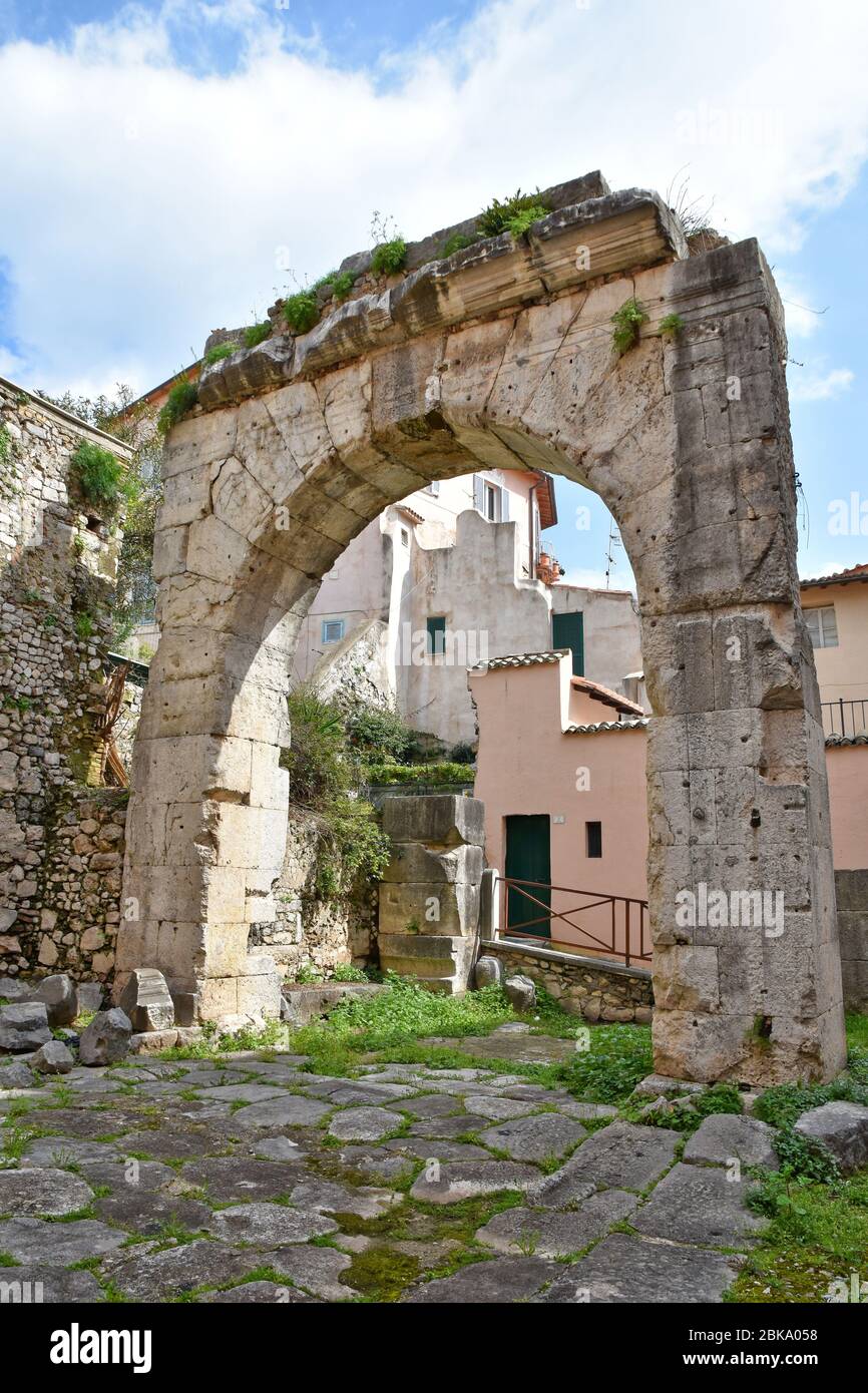 Una strada stretta nella città medievale di Terracina, Italia Foto Stock