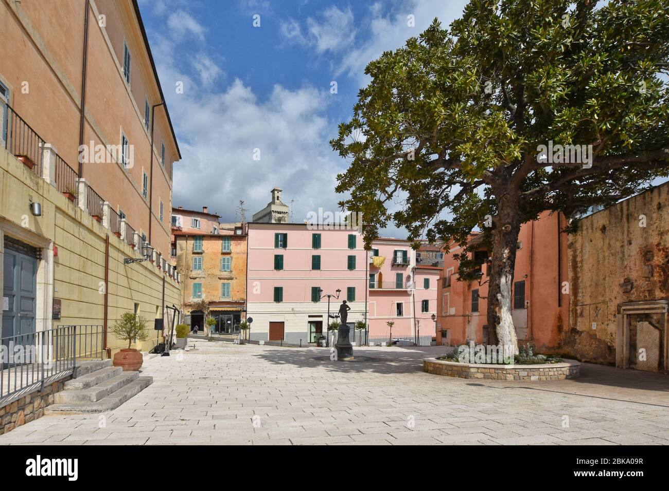 Una piccola piazza nella città di Terracina. Foto Stock