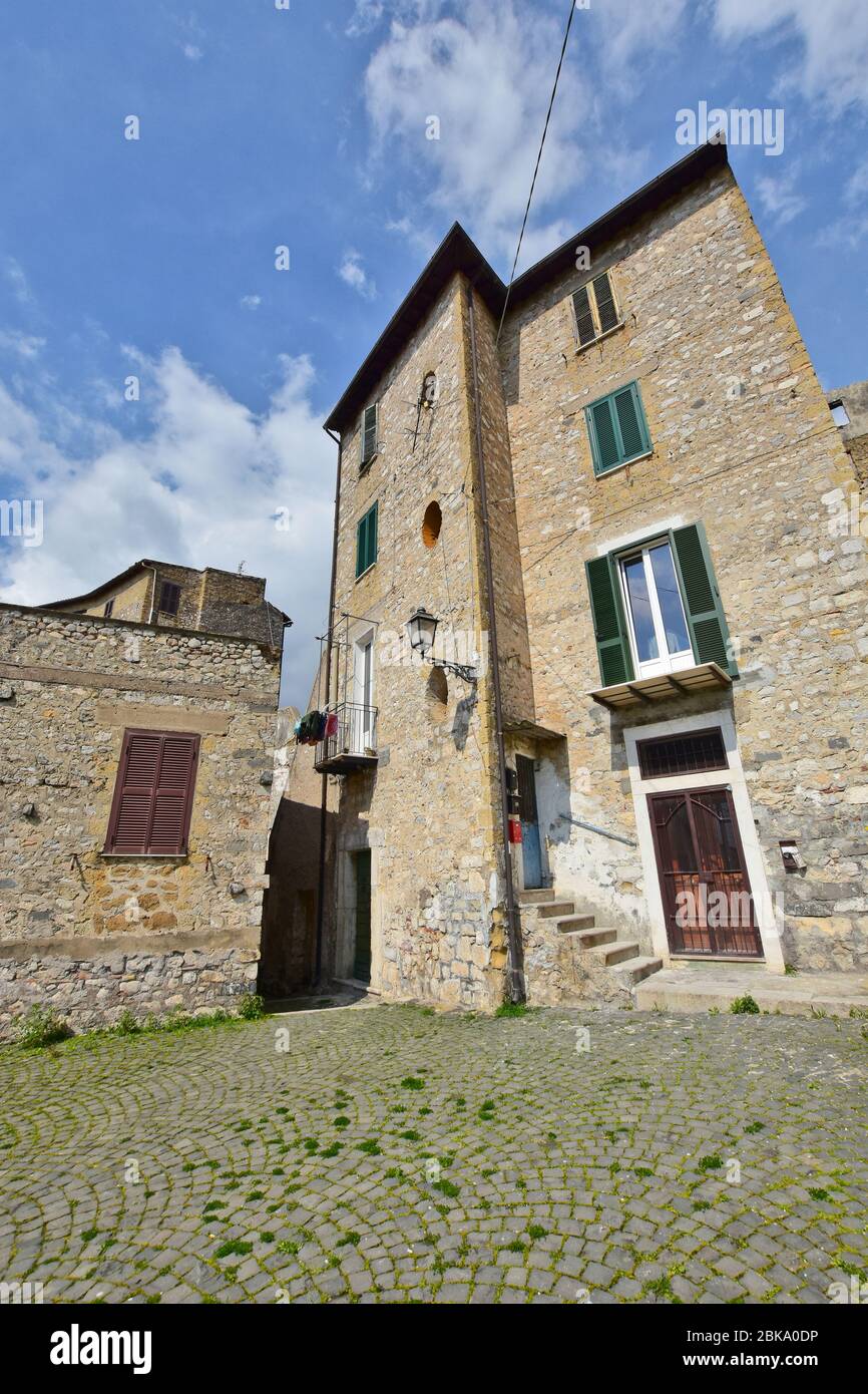 Una strada stretta nella città medievale di Terracina, Italia Foto Stock