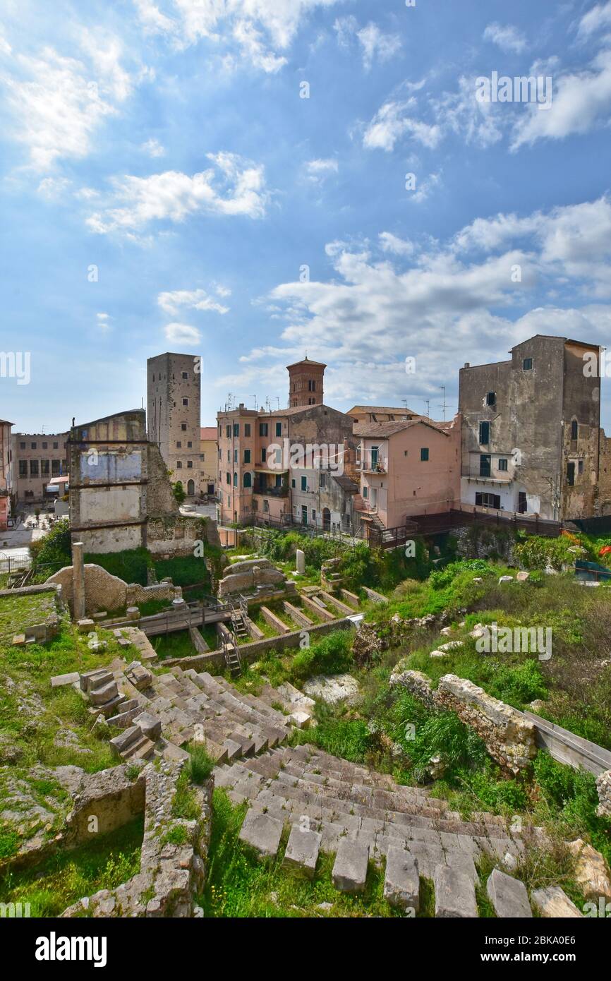 Una strada stretta nella città medievale di Terracina, Italia Foto Stock