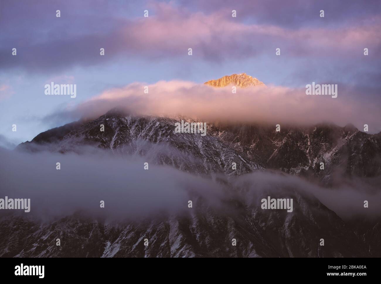 Bellissimo tramonto sulle montagne. Foto Stock