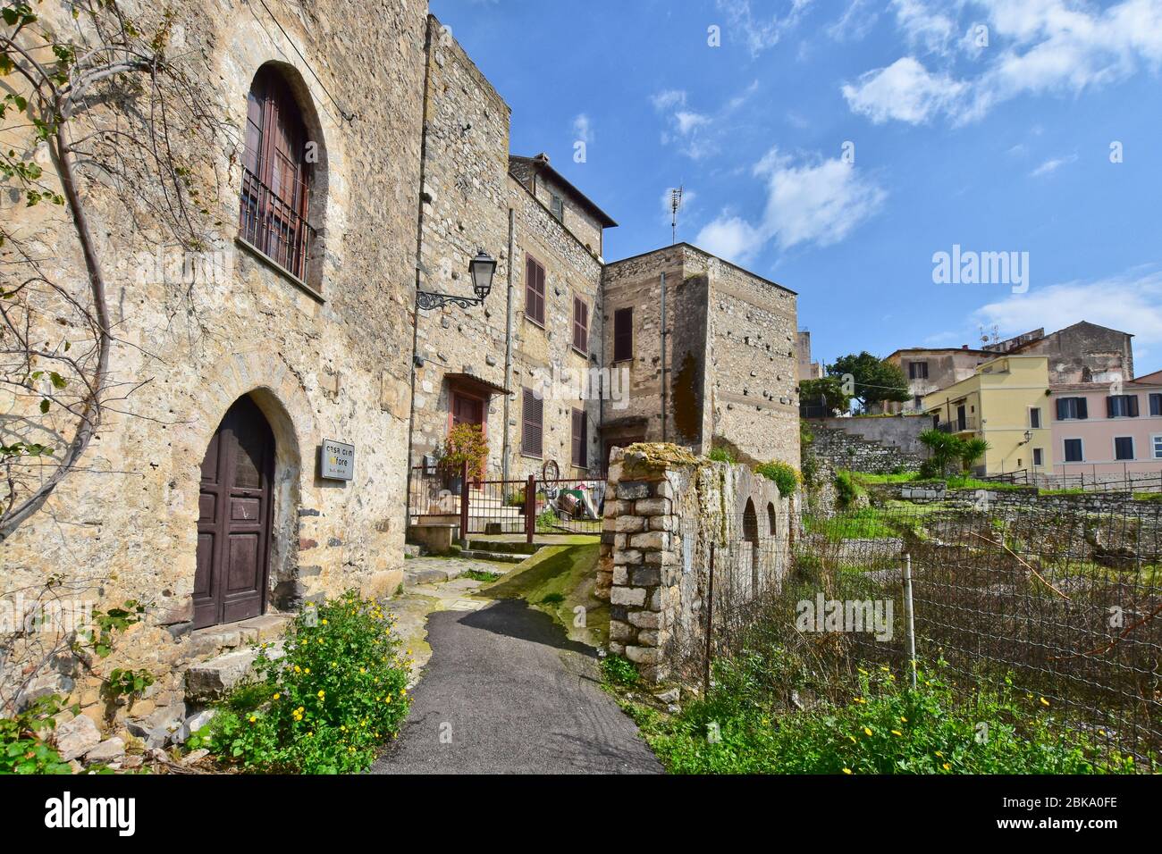 Una strada stretta nella città medievale di Terracina, Italia Foto Stock