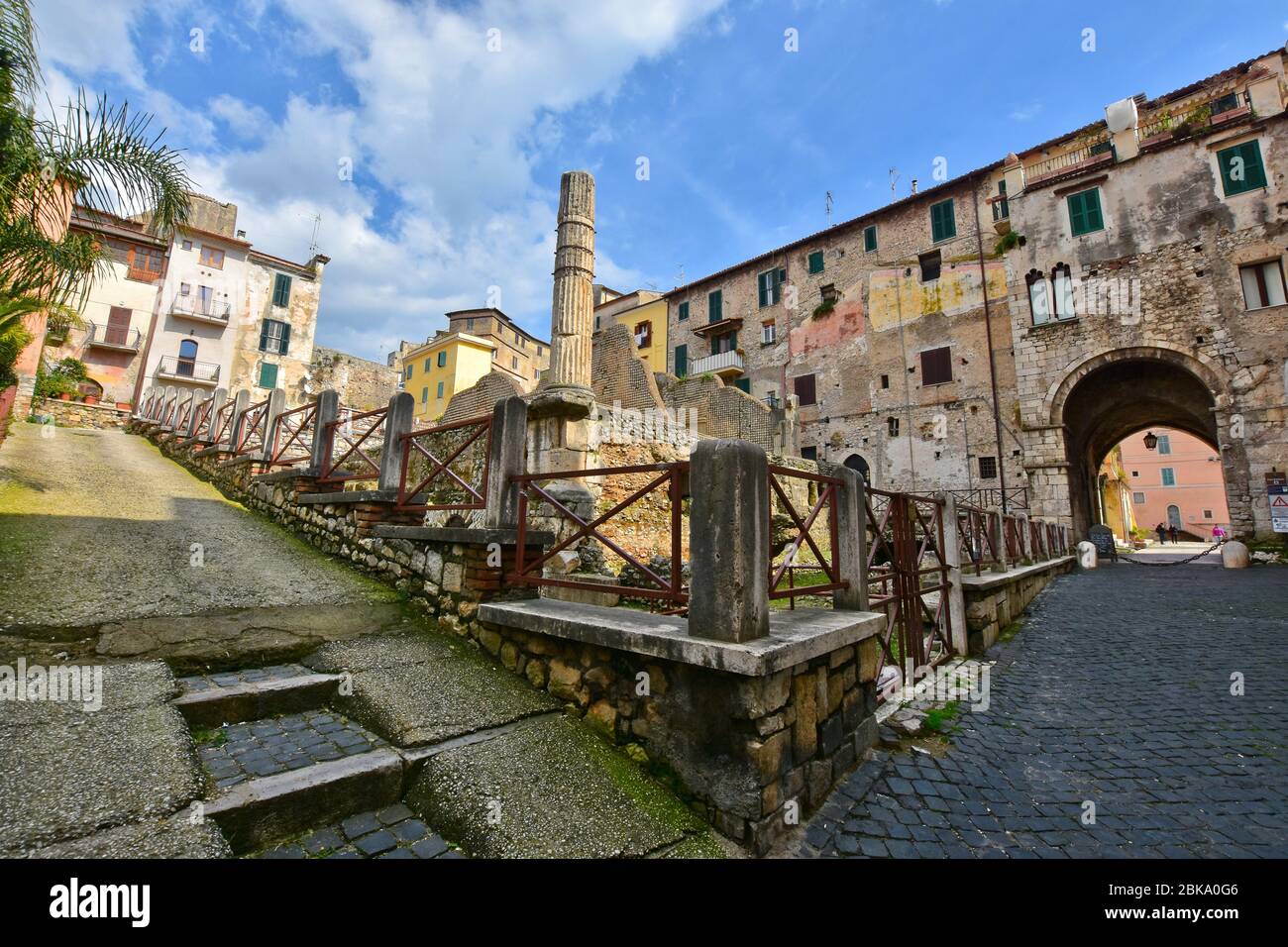 Una strada stretta nella città medievale di Terracina, Italia Foto Stock