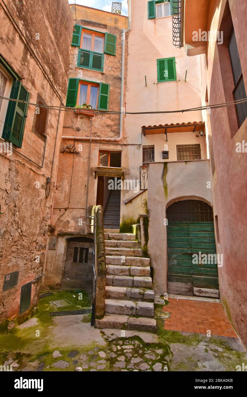 Una strada stretta nella città medievale di Terracina, Italia Foto Stock