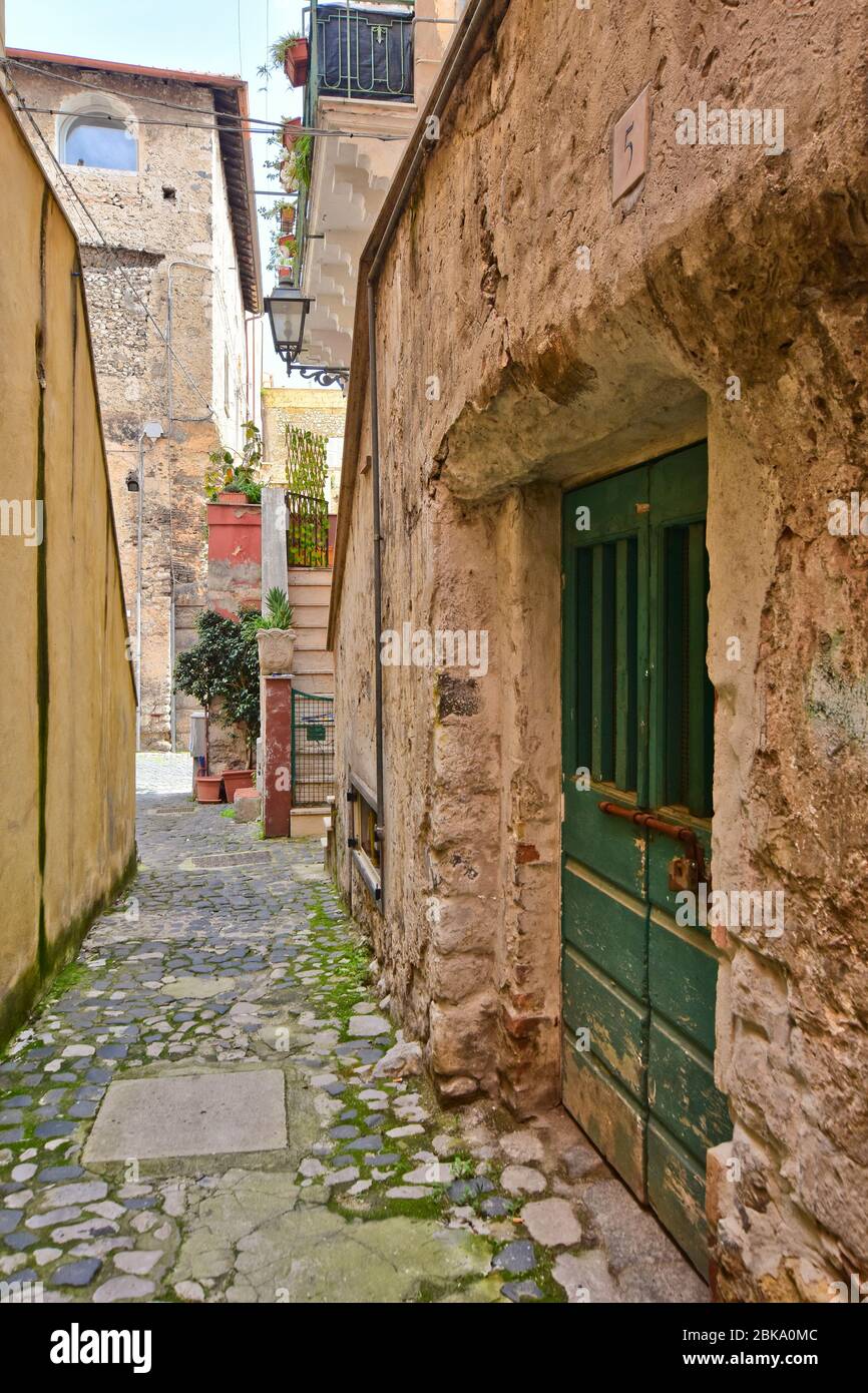Una strada stretta nella città medievale di Terracina, Italia Foto Stock