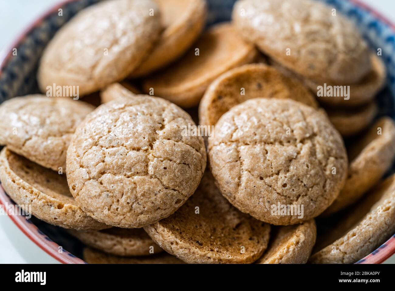 Biscotti al biscotto con amaretti in ceramica, morbidi e morbidi. Spuntini tradizionali Dessert. Foto Stock