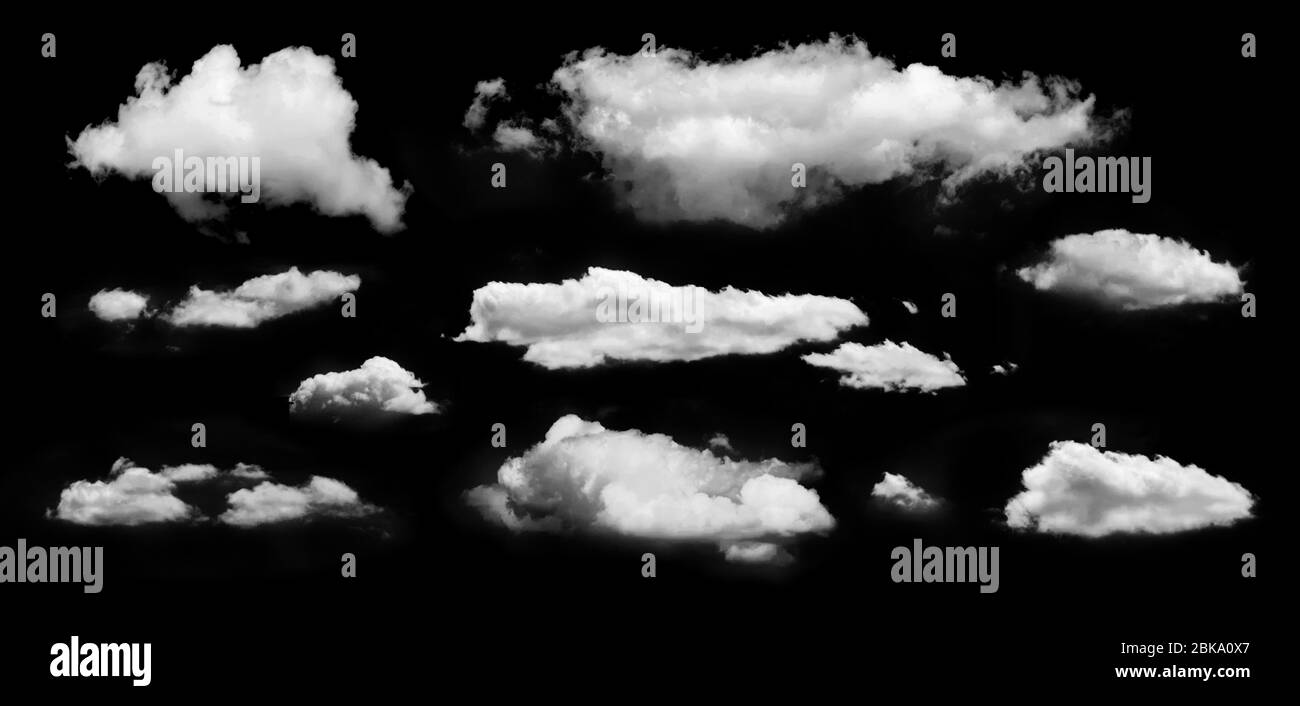 Belle nuvole bianche isolate su uno sfondo nero. Set di cloud realistici. Foto Stock