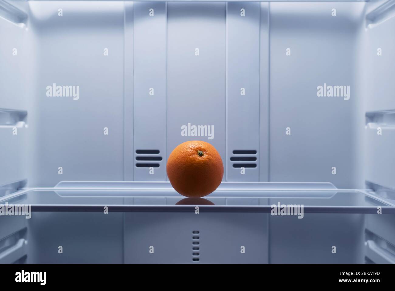 arancione, si trova sullo scaffale del frigorifero Foto Stock