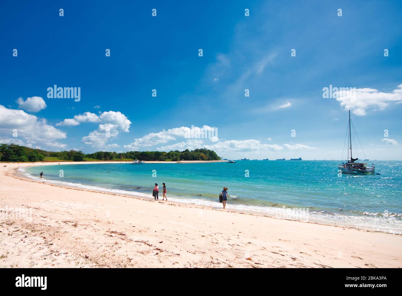 Una vista panoramica sul mare e sulla spiaggia dell'isola di St John, la più grande delle isole meridionali di Singapore. Foto Stock
