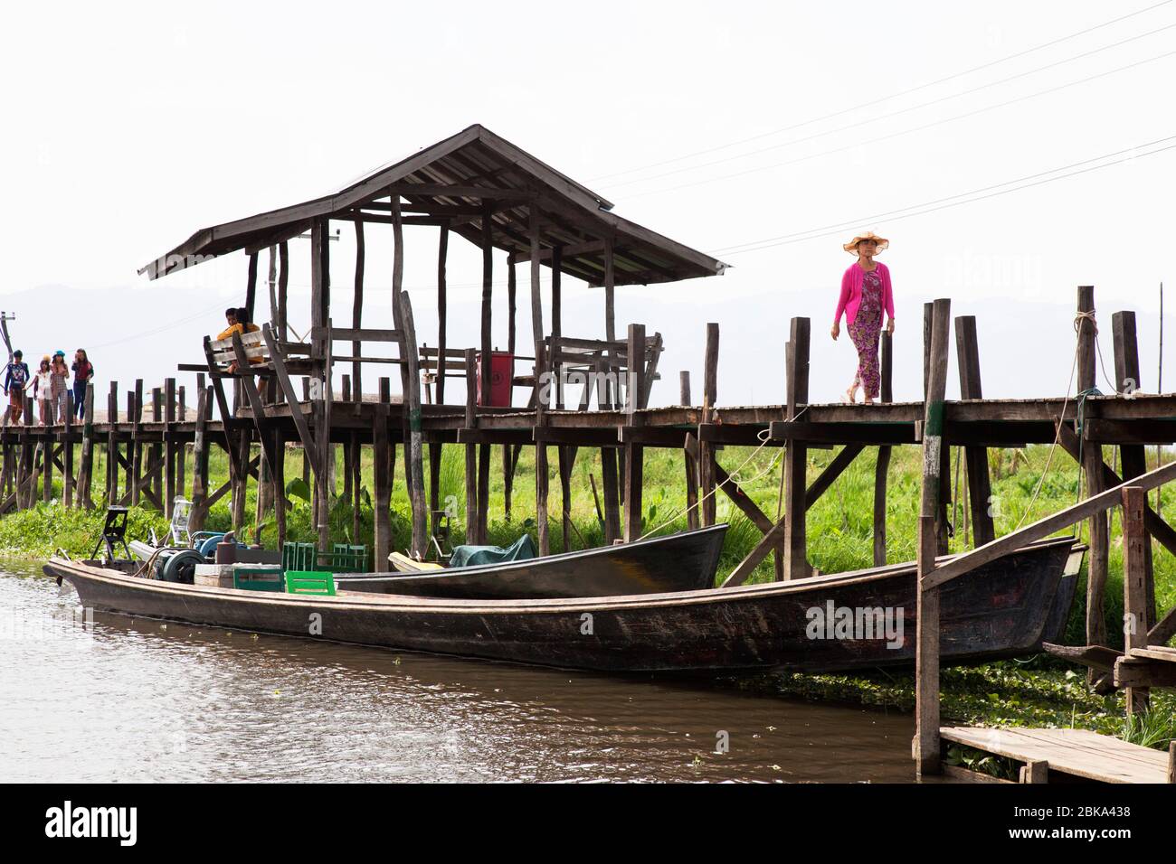 Gangway su palafitte e giardini galleggianti, villaggio Maing Thayuk, lago Inle, stato di Shan, Myanmar, Asia Foto Stock