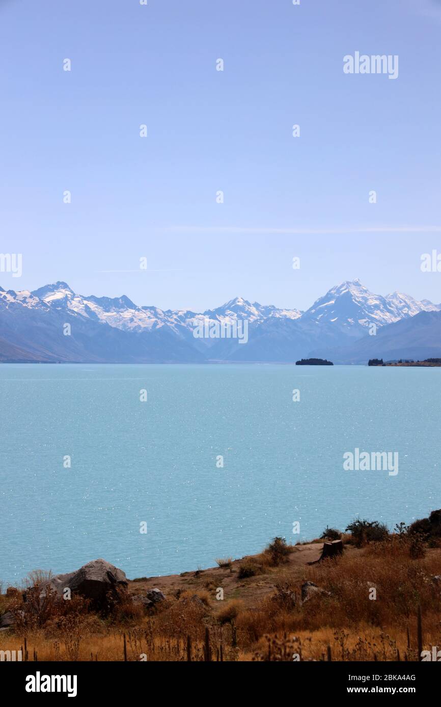 Monte Cook.neve coperta Monte Cook nelle Alpi del Sud dalla riva meridionale del blu azzurro lago glaciale Pukaki, Isola del Sud Nuova Zelanda.No persone. Foto Stock