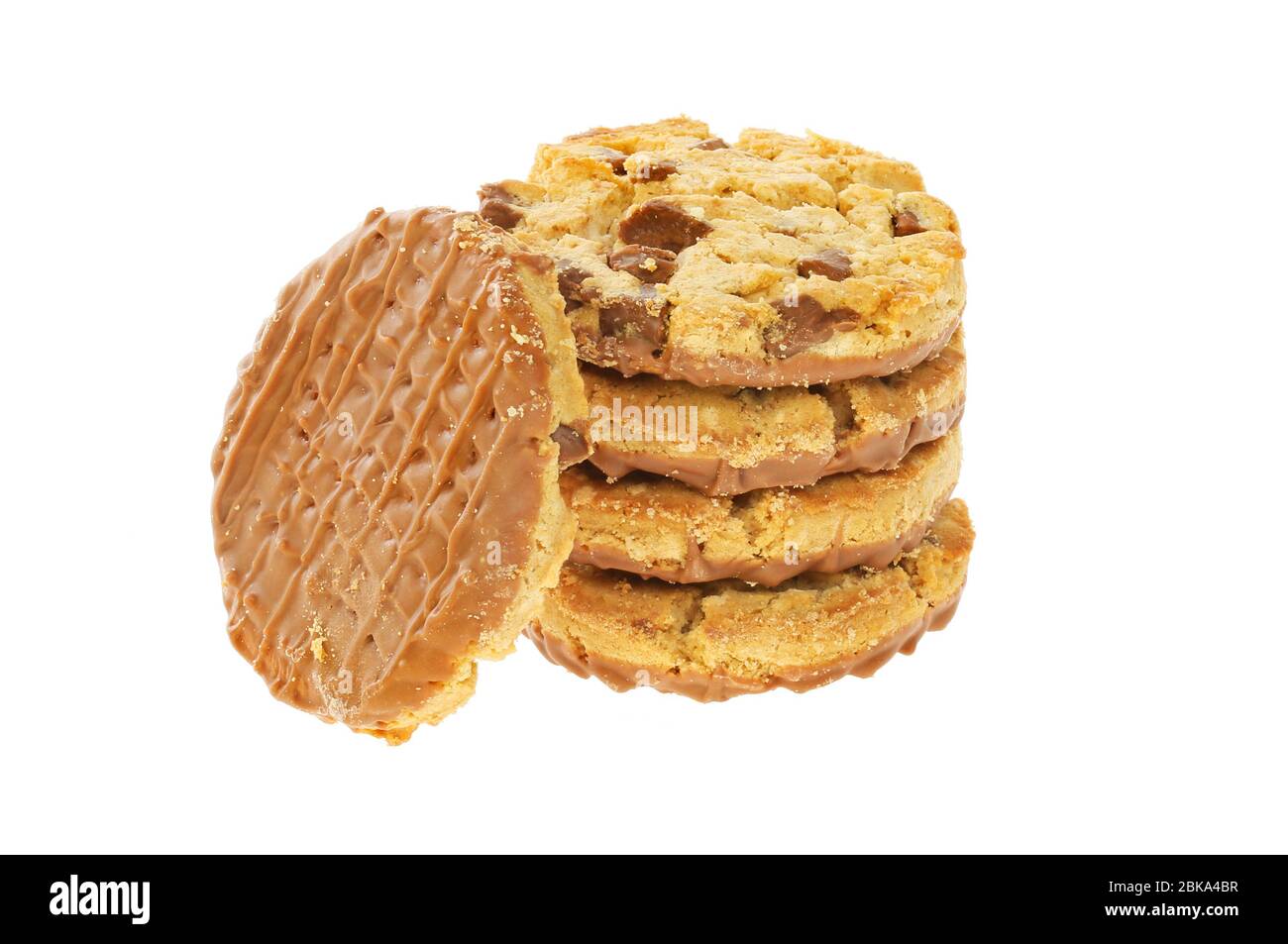 Pila di biscotti al cioccolato isolati contro il bianco Foto Stock