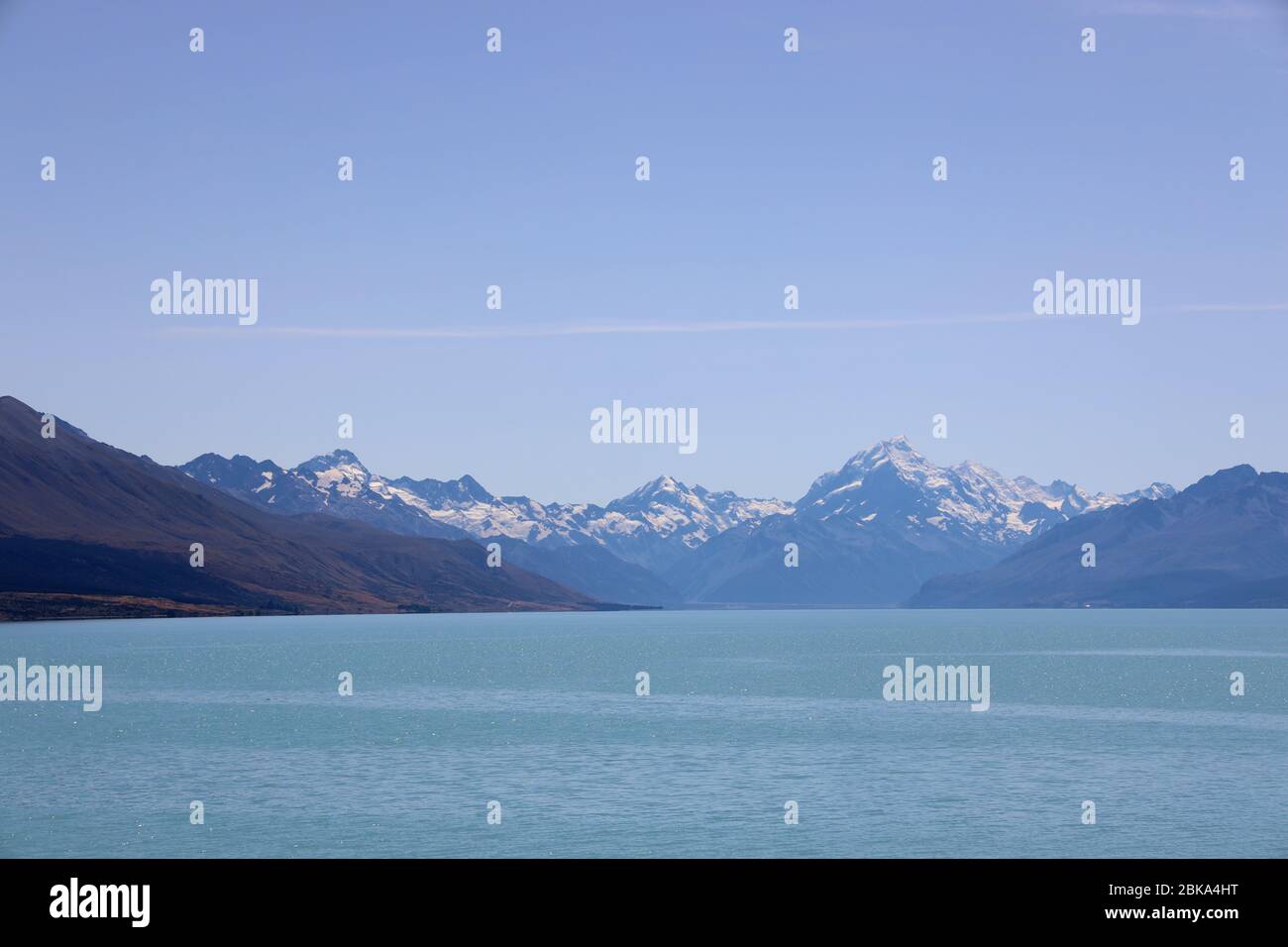 Monte Cook.neve coperta Monte Cook nelle Alpi del Sud dalla riva meridionale del blu azzurro lago glaciale Pukaki, Isola del Sud Nuova Zelanda.No persone. Foto Stock