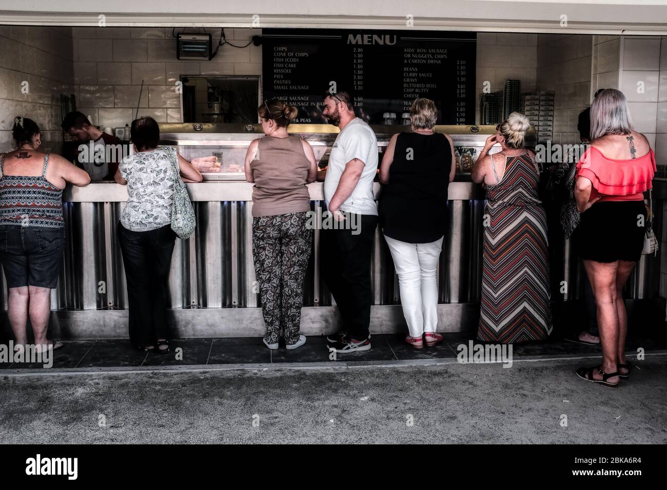 I turisti nella città di mare di Porthcawl Galles del Sud Regno Unito ottenere un po 'di fast food. Foto Stock