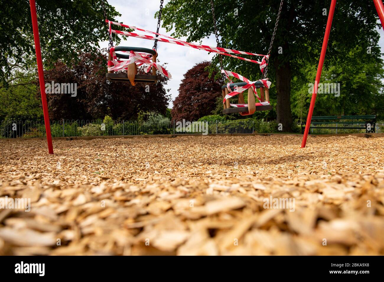 Area giochi chiusa al St Nicholas' Park di Warwick, mentre il Regno Unito continua a fare il lock-down per contribuire a frenare la diffusione del coronavirus. Foto Stock