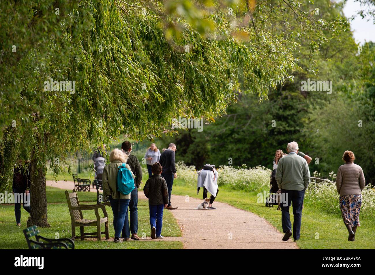 La gente si esercita nel St Nicholas' Park, Warwick, mentre il Regno Unito continua a bloccare per contribuire a frenare la diffusione del coronavirus. Foto Stock