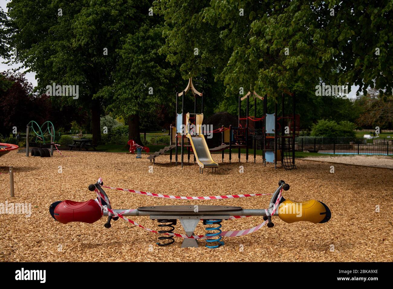 Area giochi chiusa al St Nicholas' Park di Warwick, mentre il Regno Unito continua a fare il lock-down per contribuire a frenare la diffusione del coronavirus. Foto Stock