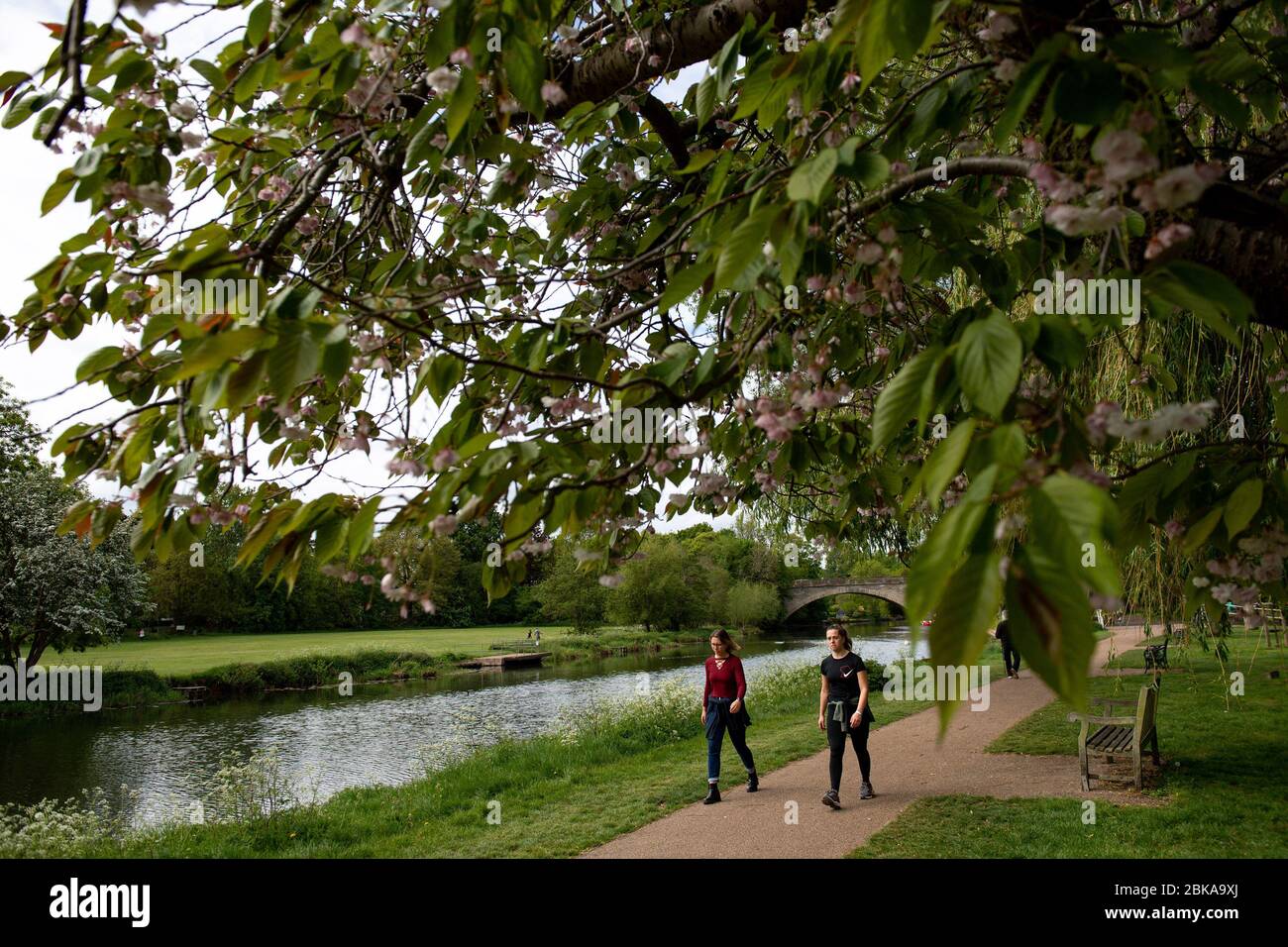 La gente si esercita nel St Nicholas' Park, Warwick, mentre il Regno Unito continua a bloccare per contribuire a frenare la diffusione del coronavirus. Foto Stock