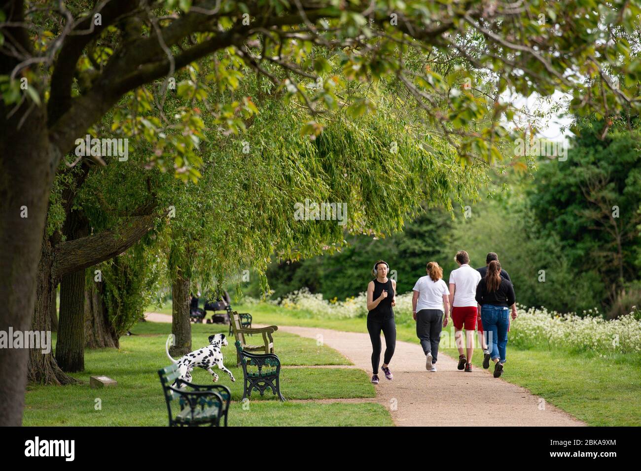 La gente si esercita nel St Nicholas' Park, Warwick, mentre il Regno Unito continua a bloccare per contribuire a frenare la diffusione del coronavirus. Foto Stock