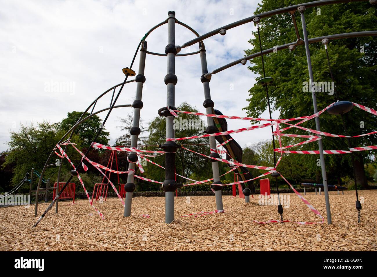 Area giochi chiusa al St Nicholas' Park di Warwick, mentre il Regno Unito continua a fare il lock-down per contribuire a frenare la diffusione del coronavirus. Foto Stock