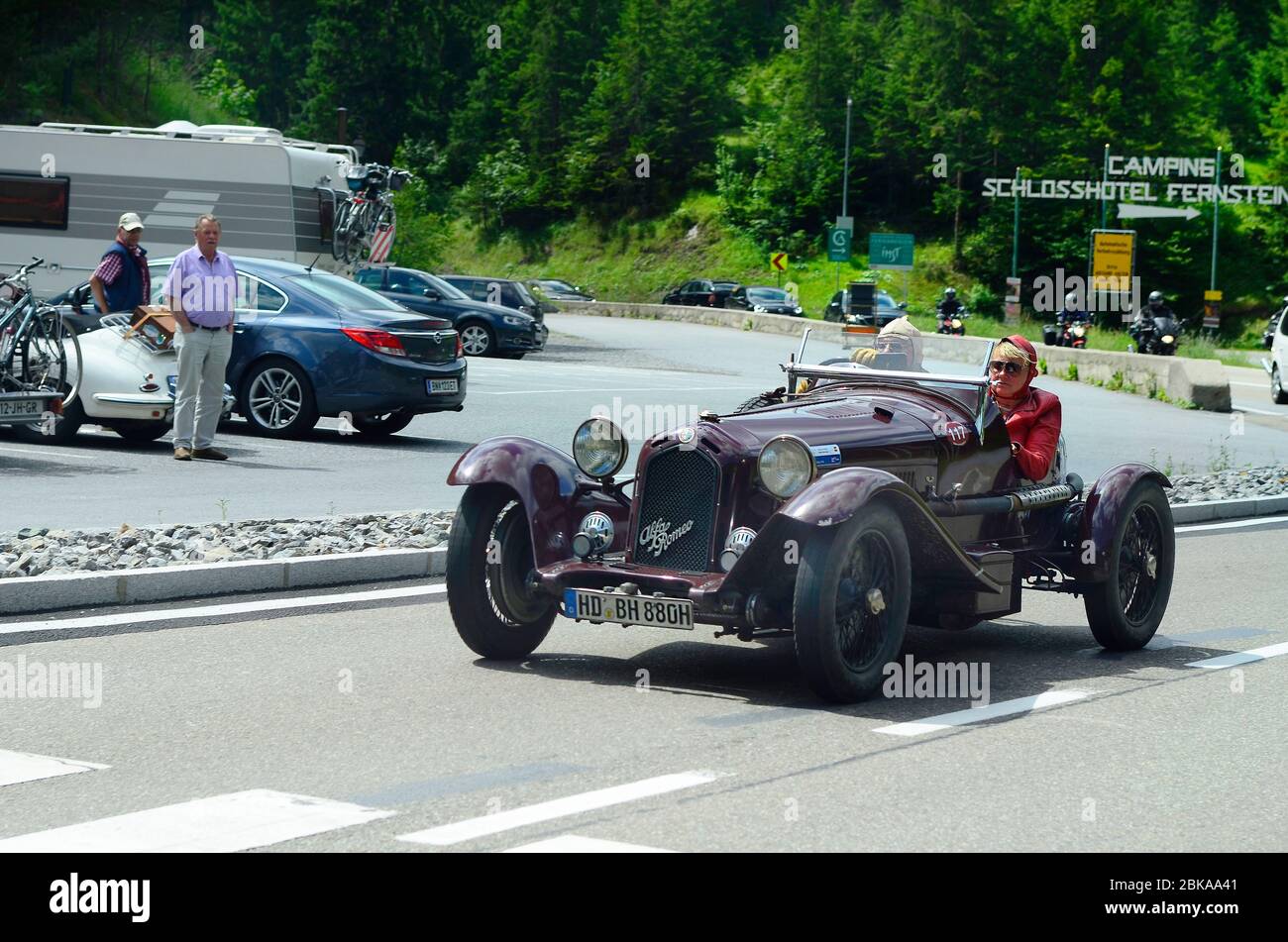 Fernstein, Austria - 27 Giugno 2014: Persone non identificate e auto d'epoca Alfa Romeo dal classico rallye sulla strada di montagna Fernpass Foto Stock