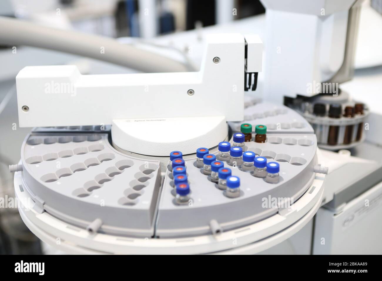 Controllo qualità laboratorio medicina. Funzionamento del cromatografo. Una donna esegue un'analisi su un gascromatografo. Sviluppo di un nuovo vaccino contro t Foto Stock