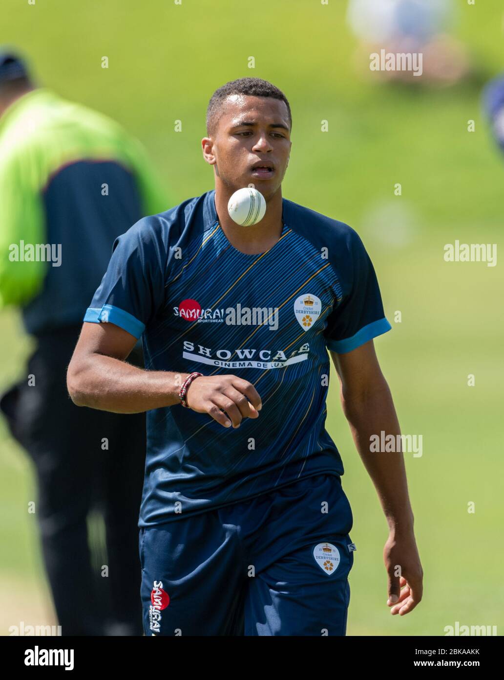 Arthur Godsal si prepara a far bowl per il Derbyshire II XI contro lo Yorkshire in una partita T20 giocata al Glossop Cricket Club 24 luglio 2019 Foto Stock