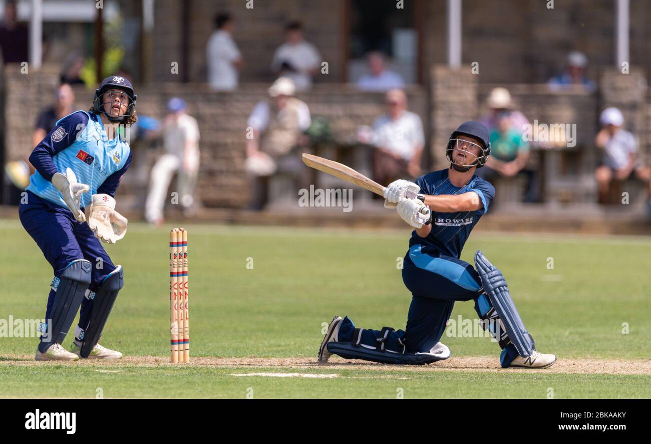 Connor Marshall battendo per Derbyshire II XI guardato dal keeper dello Yorkshire ben Birkhead in una partita T20 al Glossop Cricket Club 24 luglio 2019 Foto Stock