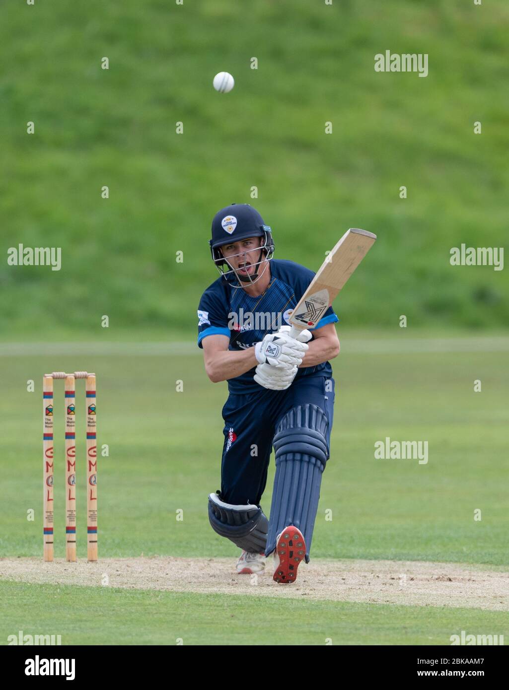 Harvey Hosein battendo per Derbyshire II XI contro Yorkshire in una partita T20 al Glossop Cricket Club 24 luglio 2019 Foto Stock
