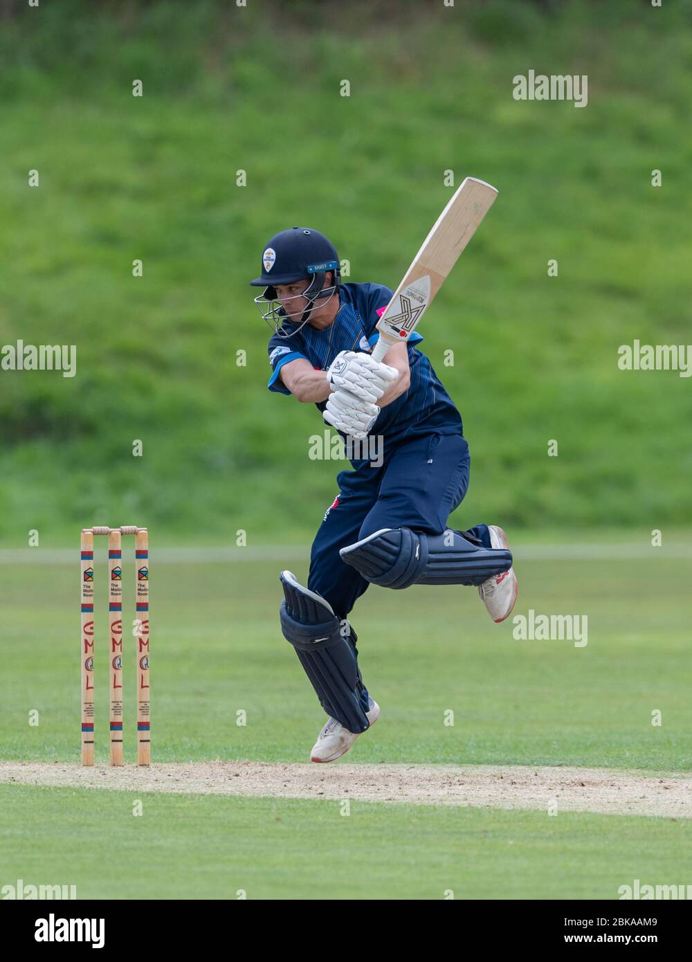 Harvey Hosein del Derbyshire saltando per colpire la palla in una seconda partita XI T20 contro Yorkshire al Glossop Cricket Club 24 luglio 2019 Foto Stock