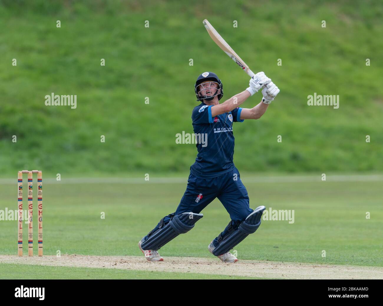 Harvey Hosein battendo per Derbyshire II XI contro Yorkshire in una partita T20 al Glossop Cricket Club 24 luglio 2019 Foto Stock