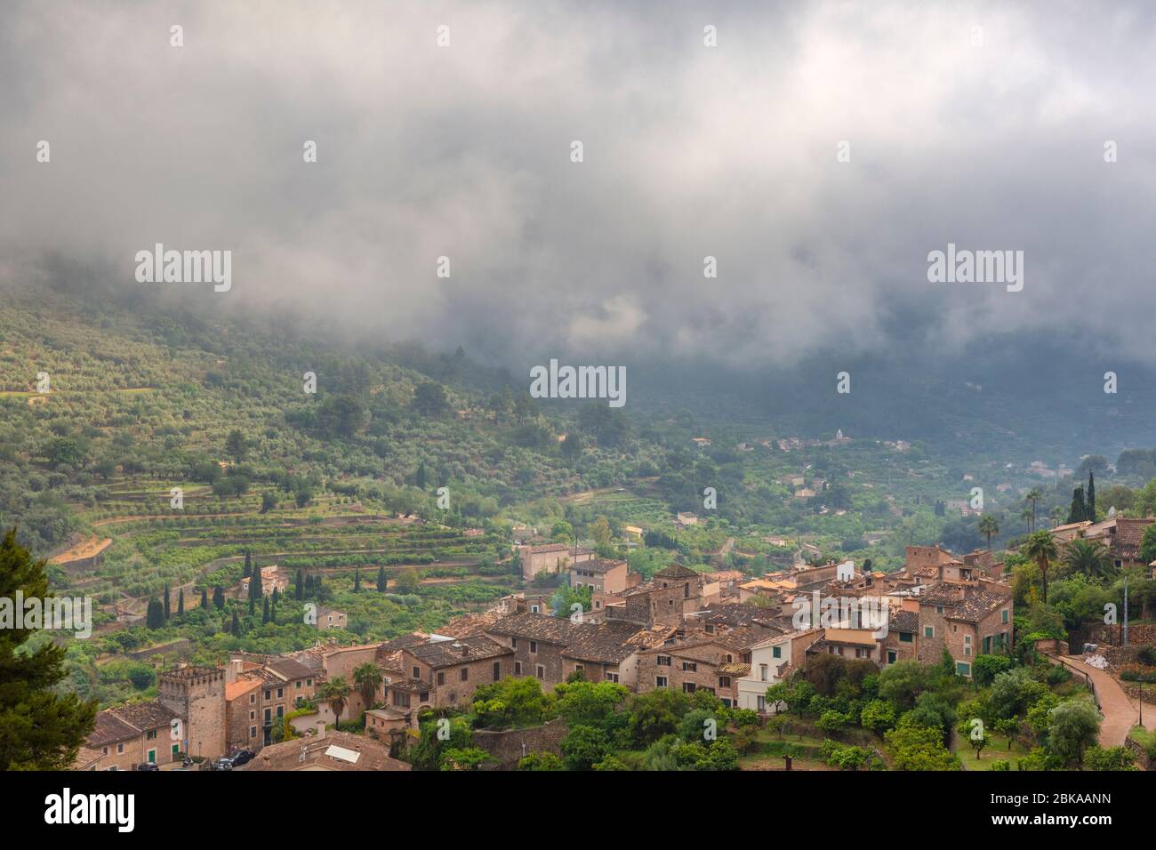 Il villaggio di Fotnalutx sotto le nuvole drammatiche, Valle Soller, Maiorca, Spagna Foto Stock