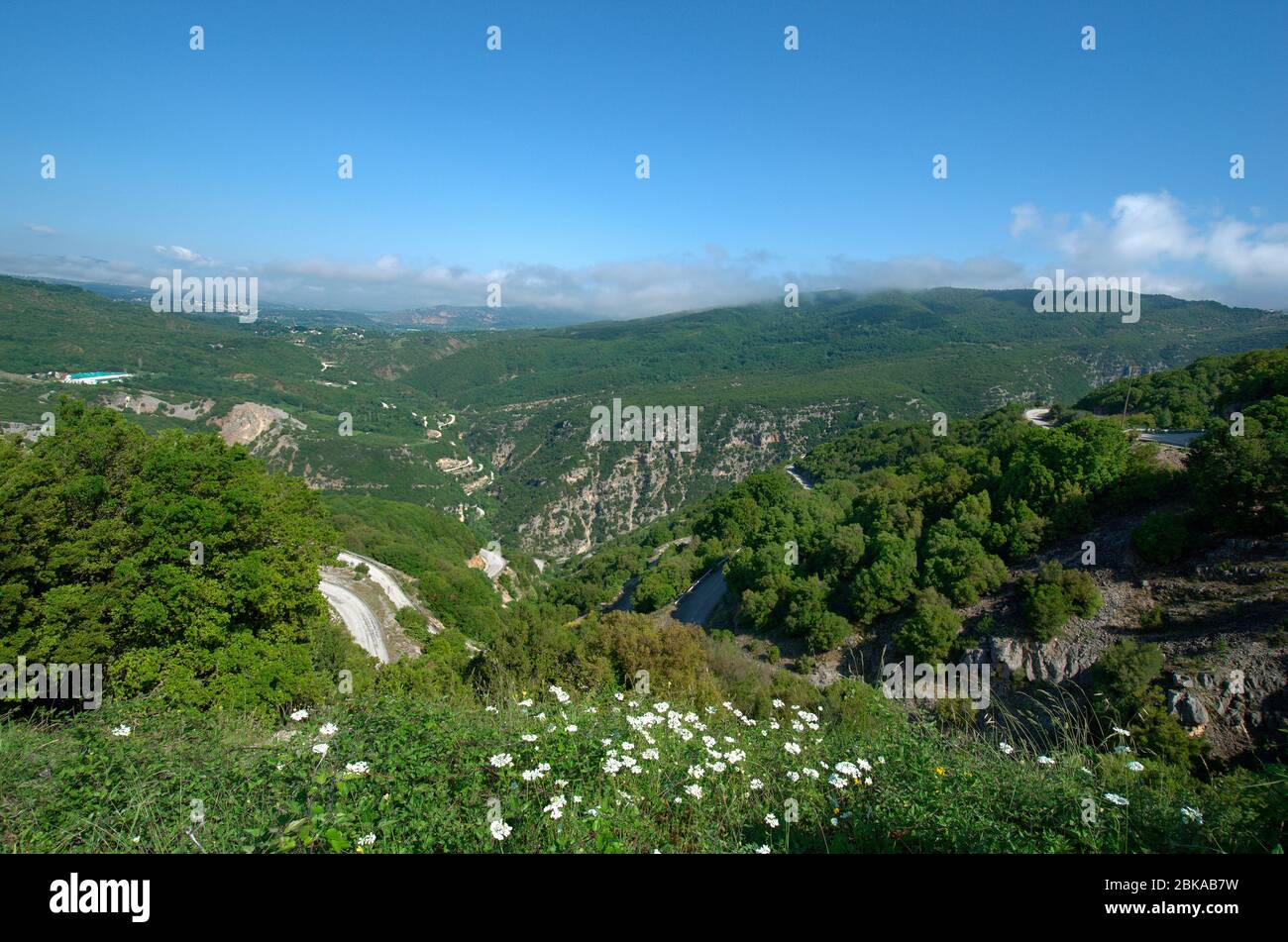 Grecia, Epiro, paesaggio con tortuosa strada di montagna nel Parco Nazionale di Tzoumerka, Foto Stock