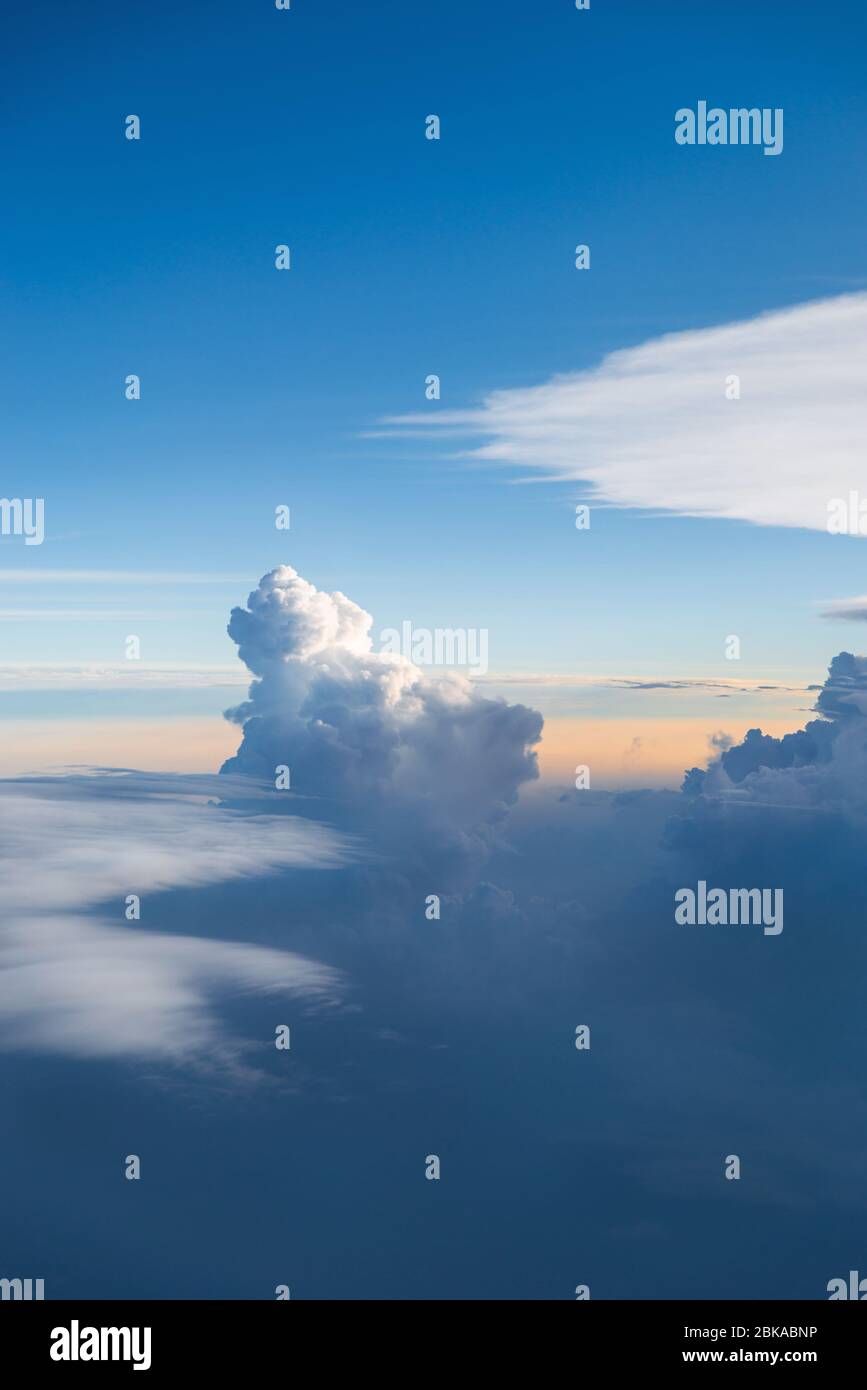 Cielo blu e nuvole al crepuscolo Foto Stock