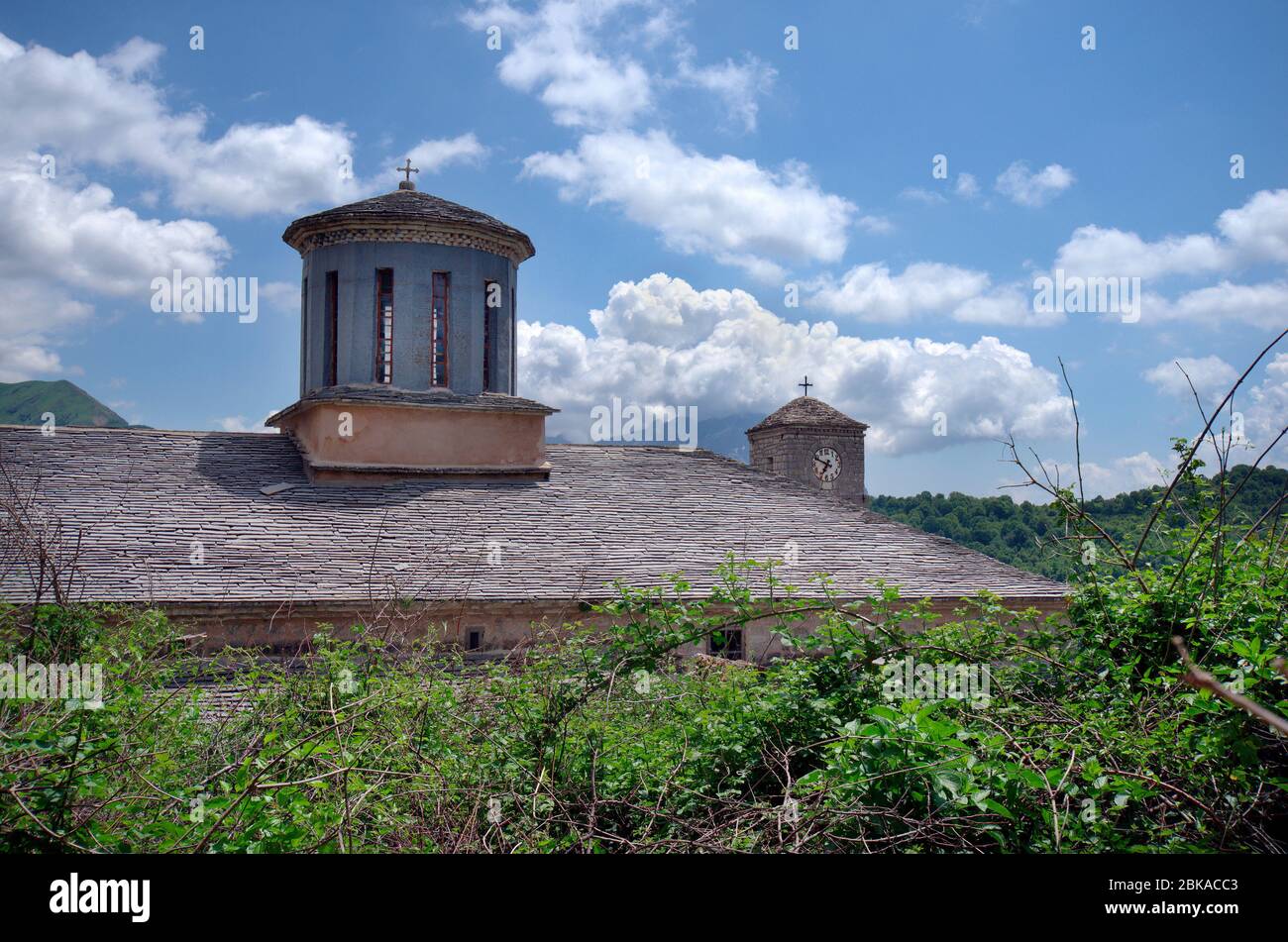 Grecia, Epiro, chiesa di San Nicola in villaggio di montagna Kalarites, un villaggio di Alomanian aka Vlach nel Parco Nazionale di Tzoumerka, il tetto è coperto Foto Stock