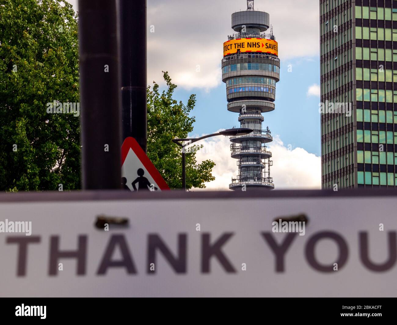 Consigli del governo su Coronavirus esposti sulla BT Tower nel centro di Londra. Foto Stock
