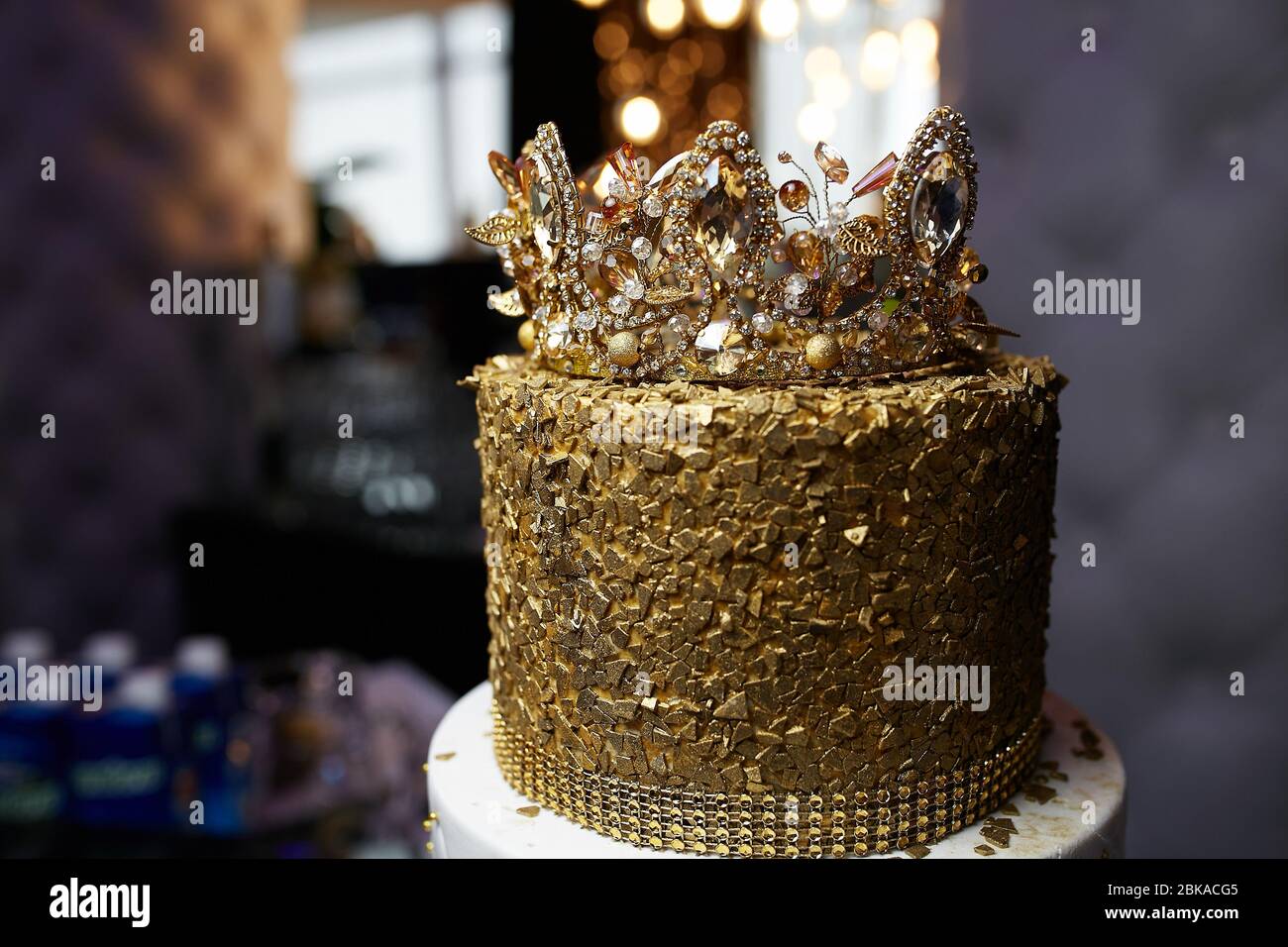 torta costosa con corona Foto Stock