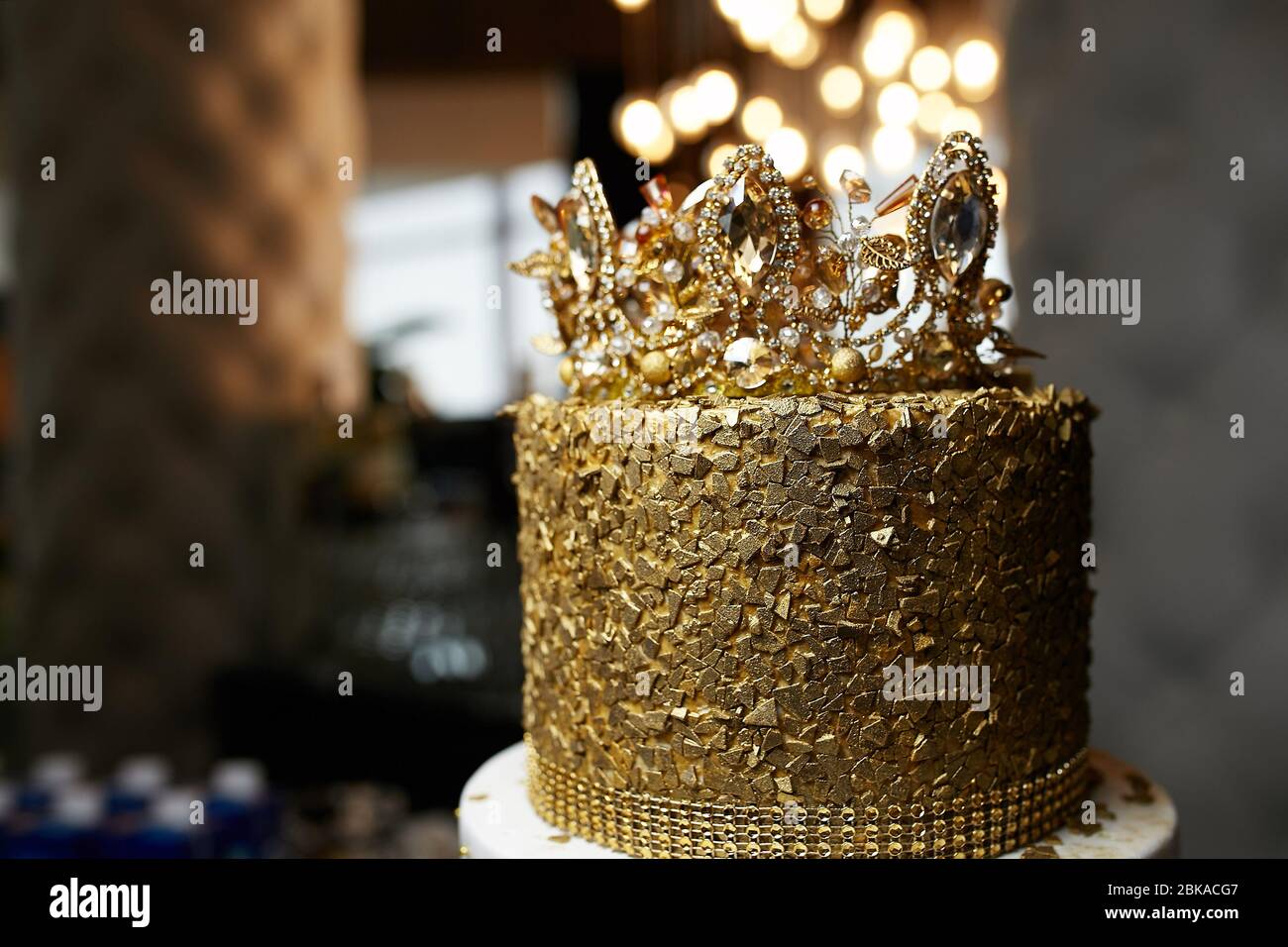 torta costosa con corona Foto Stock